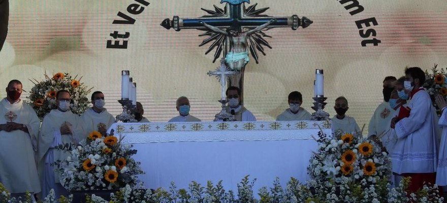 Comunidade católica de Macaé celebra Corpus Christi